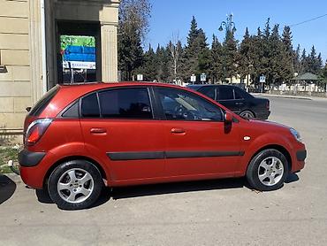 kia rio satışı: Kia Rio hatchback (qırmızı rəng), 5 qapı, AZ dövlət nömrə nişanı — 2