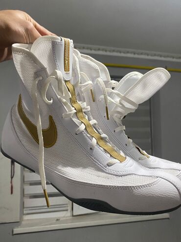Спортивная форма: Продаю срочно состояние 🔥 масло Nike Machomai White\Gold цена 15000k