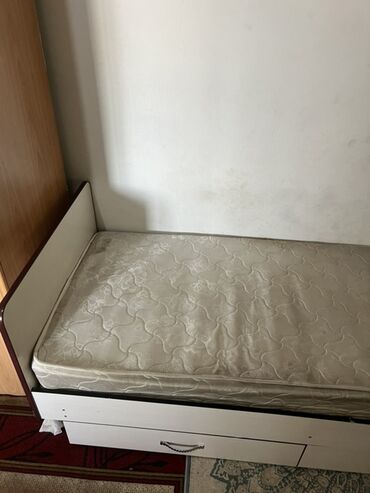 кухонный шкаф бу ош: Односпальная кровать с прочным белым каркасом, идеально подходящая для