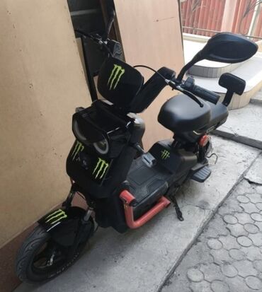ролики колеса: Электроскутер городского типа с фирменным стайлингом Monster Energy