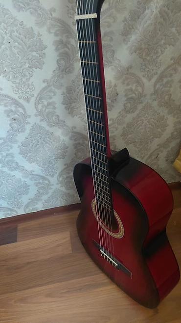 simli ped: Klassik akustik gitara – 4/4 tam ölçü. Qırmızı-bordo rəng keçişli — 3
