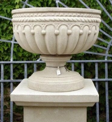 Bitkilər üçün dibçəklər: Ağ rəngli, daşdan hazırlanmış dekorativ güldan, bağlar, parklar və ya — 2