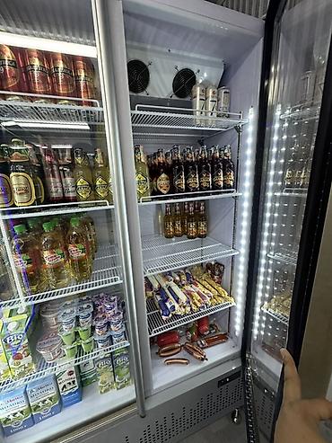 Холодильное оборудование: Двухдверный холодильный шкаф-витрина для магазинов и кафе. - — 3