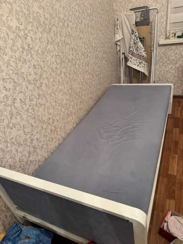 купить матрас: Односпальная кровать с прочной белой рамой и мягким изголовьем серого