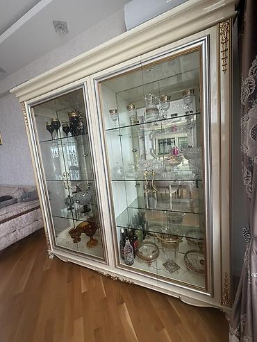 Оборудование для магазинов: Klassik üslublu şüşə vitrin-dolab - Rəng: krem/ivori korpus, qızılı — 2