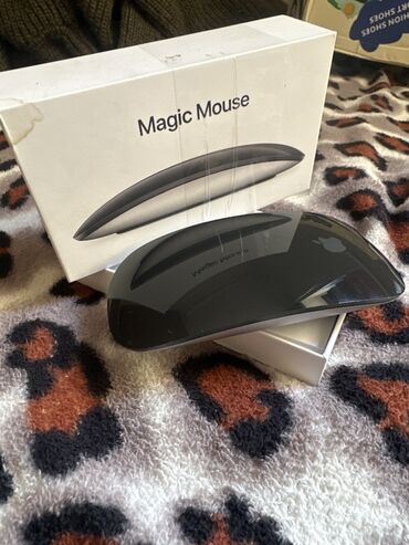 компьюте: Беспроводная мышь Apple Magic Mouse в элегантном черном цвете. Эта