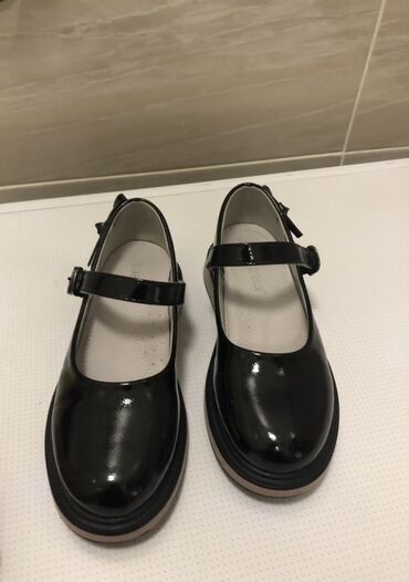 Детская обувь: Б/У туфли!Очень в хорошем состоянии!Сзади на пятке расположен — 4