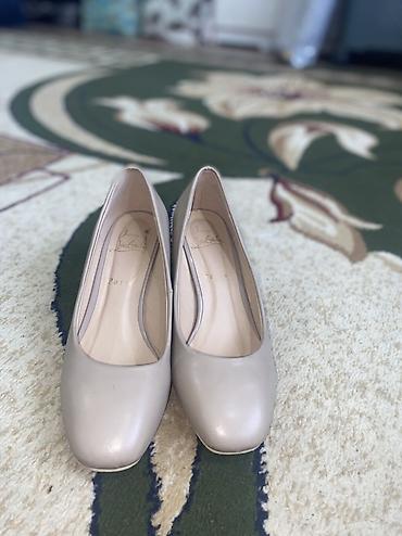 комтер: Туфли, 37, Christian Louboutin, Б/у, цвет - Бежевый, Самовывоз — 1