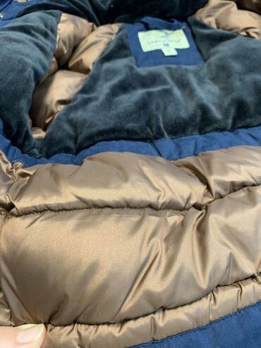 Верхняя одежда: Продаю зимнюю детскую куртку, тёмно‑синяя. Куртка почти новая, носили — 8