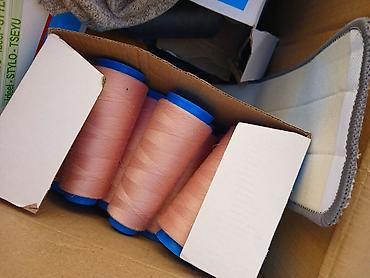 Другие фольгированные материалы: Продаётся фурнитура ( нитки разной рацветкиножницы,замочки, ткани — 5