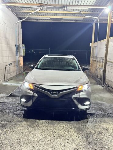 кухня на колесах: Белый седан Toyota Camry с панорамной крышей и черными легкосплавными