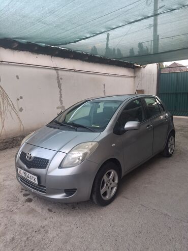 человек собирающий марки: Toyota Yaris: 2008 г., 1.3 л, Механика, Бензин, Хэтчбэк