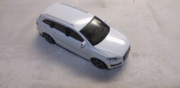 bela mala tasna italijanskax: Burago Audi Q7, China,malo izgreban