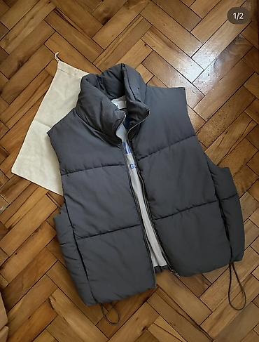 lil solid ez boje: Puf prsluk Bershka – tamnosivi spolja, svetlosiva postava sa natpisom — 1