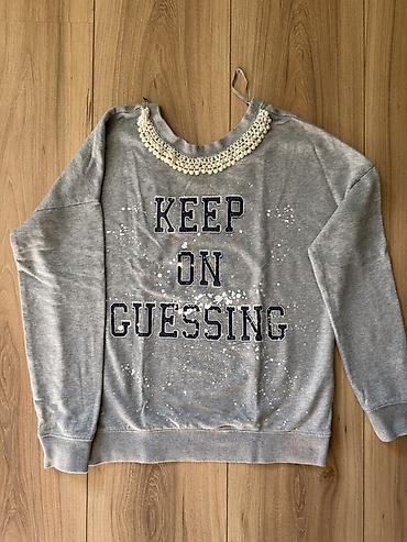 david blue: GUESS Sivi ženski dukser sa natpisom “KEEP ON GUESSING”. - Boja — 1