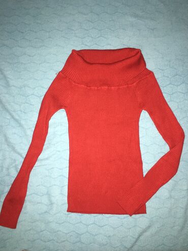 Crveni džemper spuštena ramena
