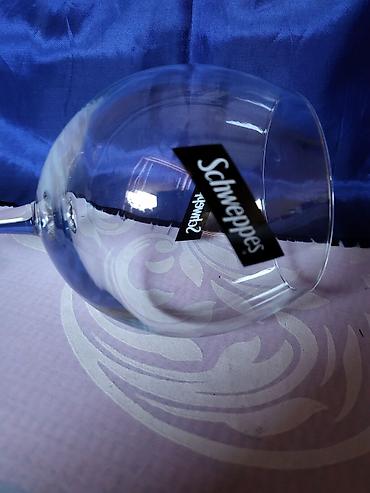 Čaše: Case nove velike Schweppes. Case komada 6 u ceni. sve na casama je — 11