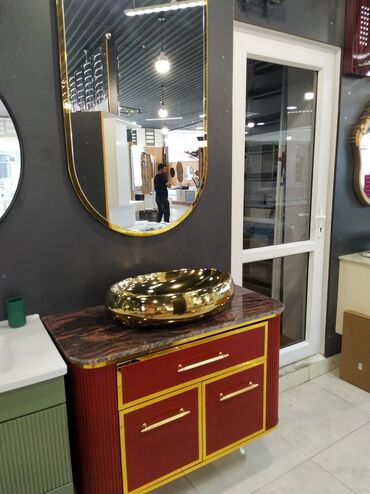 Mətbəx kranları: Şık qırmızı və qızılı rənglərdə olan bu hamam dolabı, mərmər üstü və