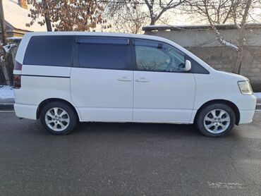 Toyota: Toyota Noah: 2002 г., 2 л, Автомат, Бензин, Минивэн — 9