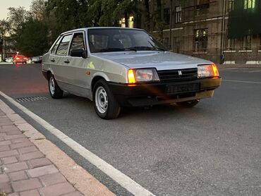 купить авто в бишкеке дешево: Классический пятидверный хэтчбек ВАЗ-21099 серебристого цвета. Модель
