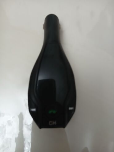 Холодильники для авто: Bu, avtomobil üçün nəzərdə tutulmuş Bluetooth FM ötürücüsüdür. Qara