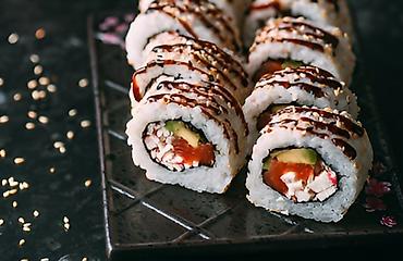 Готовые блюда, кулинария: Сеты суши и роллов - Ассорти роллов: классические, запечённые и с — 6