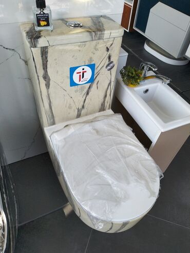 hamam vannaları ölçüləri: Mərmər görünüşlü unitaz dəsti. Bu dəst, həm funksionallığı, həm də