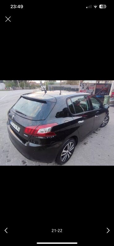 Peugeot: Crni Peugeot 308, kompaktan automobil pogodan za gradsku vožnju i duža — 19