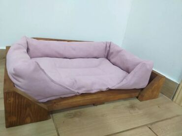 drveni kreveti za pse: Lezaljke za pse tipa drvenog kreveta sa dusekom.Cena od 3000.Hranilice