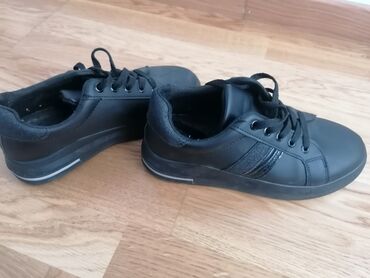 Sneakers & Athletic shoes: 37, color - Black