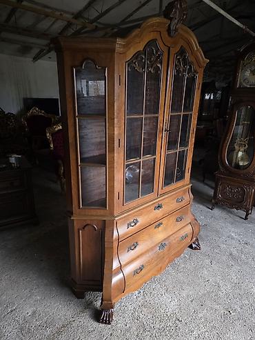 Stilske vitrine: Vitrina/komoda od punog drveta sa vitraž staklom i bogatim — 10