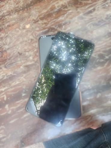 Məhsul: İki ədəd smartfon Təsvir: - Ekran: Tam ekran dizayn, ön