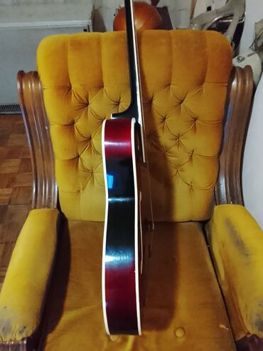 Gitare: Archtop akustična gitara sa F-otvorima - Telo: šuplje archtop telo sa — 3