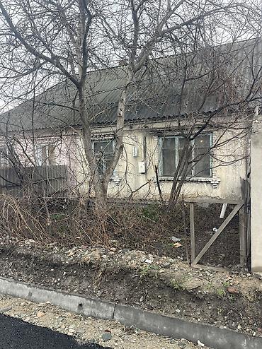 Продажа коттеджей и домов: Продаю пол дома барачного типа район Тоголок молдо Щербакова 3 ком — 11