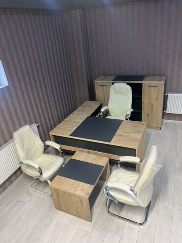 Ofis oturacaqları: Ofis mebel dəstləri Tərkib: - Rəhbər masası: geniş iş səthi, ağac