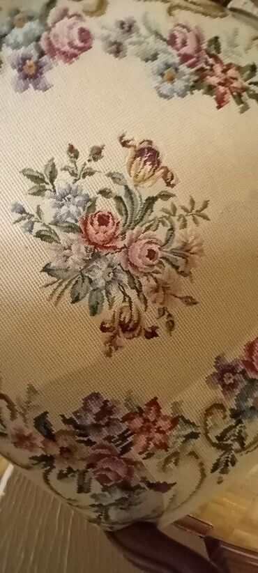 Stilske fotelje: Antikvrska tapacirana fotelja u stilu ROKOKO - Konstrukcija: čvrsto — 2