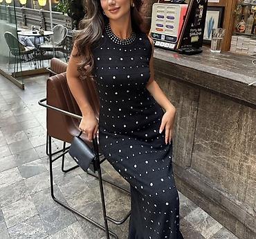 ziyafet donu s: Qadın üçün zərif və bədənə oturan uzun qara don. Model qolsuz dizayna — 1