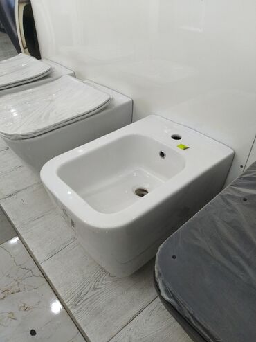 Çanaqlar, tülpanlar: Ağ rəngdə, divara quraşdırılan, müasir dizaynlı bidə. Hamam və