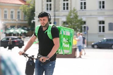 zavodlarda vakansiyalar: Bulvarda skuterlə gəzərək parkda olan insanlara Skuter təklif edəssiz