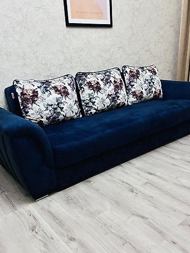 fort salon: Qonaq otağı üçün zövqlü və diqqətçəkən divan. Tünd göy rəngli yumşaq — 1