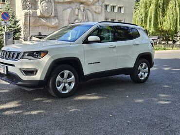 Jeep: Автомобиль Jeep Compass белого цвета. Внедорожник с полным приводом