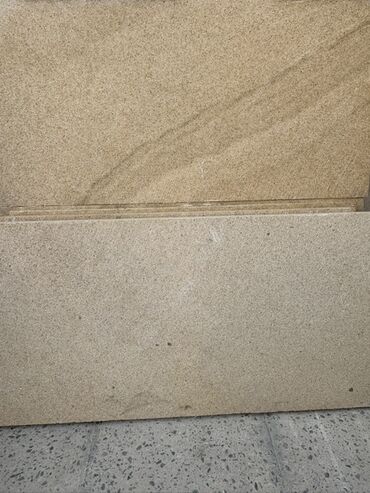 Alçipan: Qranit daş plitələr - Material: təbii qranit - Rəng: bej/boz