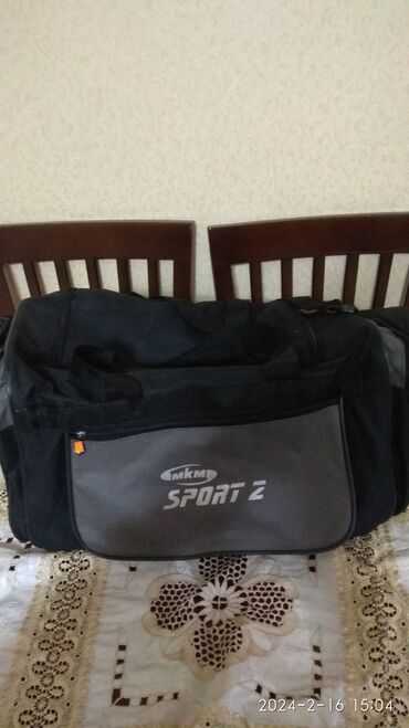Спортивная сумка в хорошем состоянии черного цвета