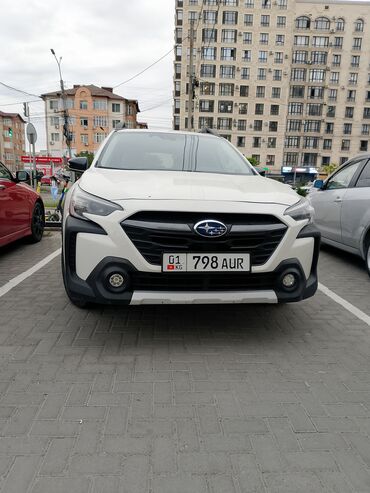 Subaru: Белый универсал Subaru Outback, предназначенный для комфортных поездок