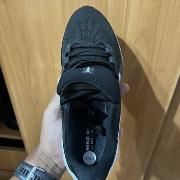 ремонт брендовых очков: Беговые Кроссовки Nike черного цвета с белыми элементами. Модель имеет
