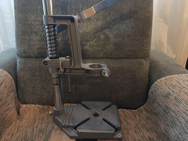 Električne bušilice: Odlično postolje-stalak za bušilicu uz pomoć koga se od obične ručne — 4