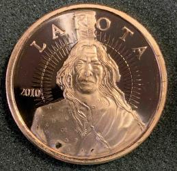 серебряная монета: Безон и индеец. 1 унция меди. В пластиковом футляре. 2010 год