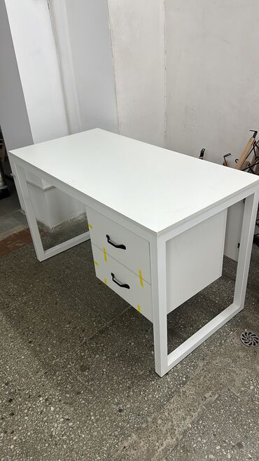 столик с зеркалом: Стол, цвет - Белый, Новый