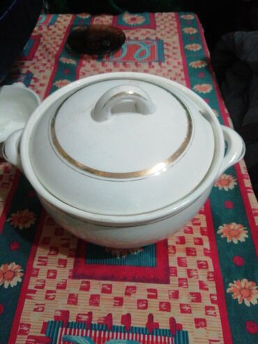керамическая посуда: Супница. Советская. Керамика. (Крышка заклеина) поэтому отдам за 350
