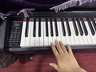 Musiqi alətləri: Rəqəmsal pianino – klassik korpusda, 88 klavişli tam ölçülü klaviatura — 1